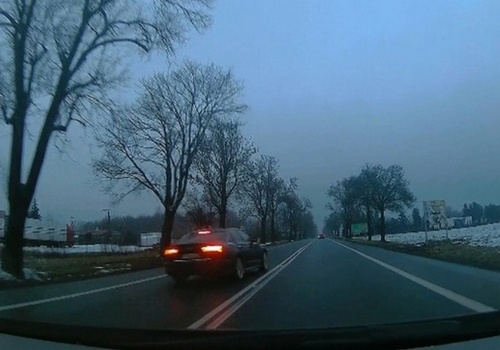 Stop agresji drogowej – nagranie świadka wyeliminowało z drogi niebezpieczną kierującą