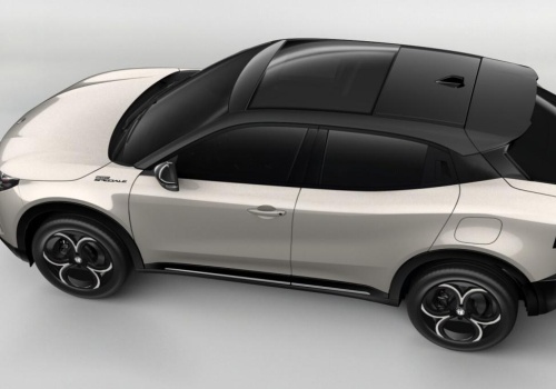 Hybrydowa Alfa Romeo Junior w topowej wersji, z wyposażeniem dodatkowym za ponad 20 tys. zł. Ile kosztuje?