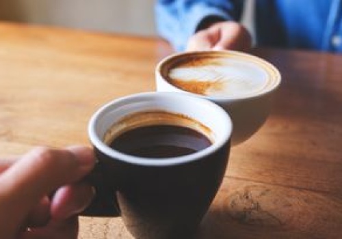 Dodawaj do kawy zamiast cukru. Tak szybciej pozbędziesz się boczków