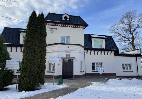 Rodzice sprzeciwiają się likwidacji szkół w Janowicach i Pisarach