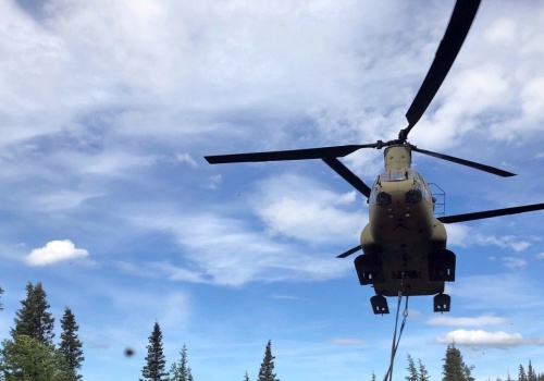 Niezwykła akcja w USA. Wysłali śmigłowce, by zrzucały ładunki do rzek