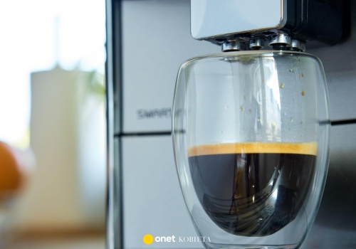 Poranna kawa przed czy po umyciu zębów? Odpowiedź nie jest oczywista