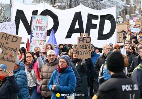 Czy AfD należy zdelegalizować? Kontrowersyjny reżyser wbija kij w niemieckie mrowisko. Polityczne emocje na deskach teatru
