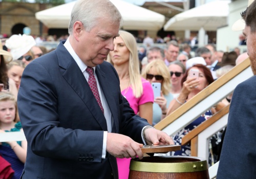 Książę Andrzej został zwolniony po aresztowaniu w związku z domniemanym nadużyciami powiązanymi z Epsteinem