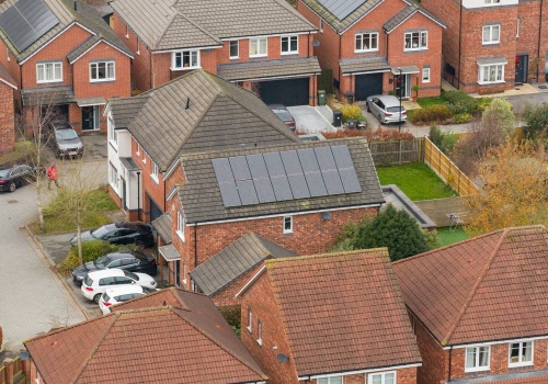 Brytyjski rząd rozda miliardy na pompy ciepła i PV. „Sama marchewka, żadnego kija”