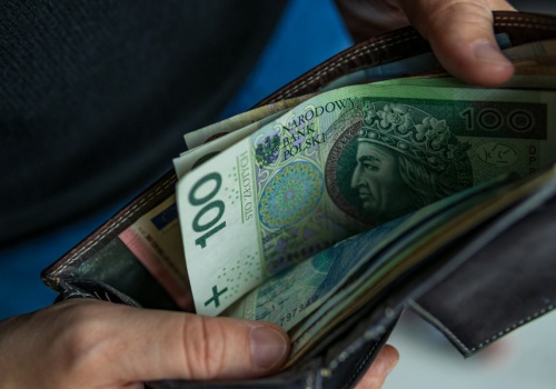 Samochód służbowy, premie i praca na jednej zmianie. Płacą 15 tys. zł brutto miesięcznie