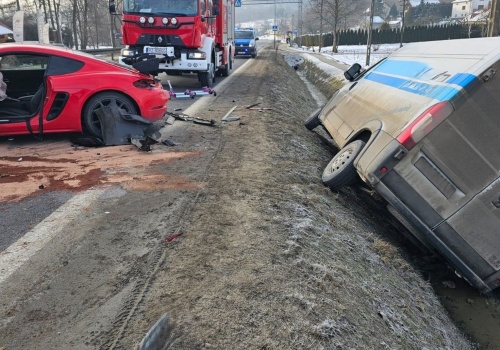 Wypadek w Wyżnem. Zderzenie trzech pojazdów, droga zablokowana