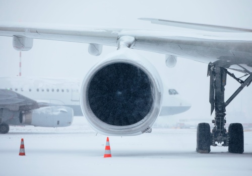 Śnieżyca paraliżuje lotnisko w Wiedniu. Wszystkie loty wstrzymane, problemy pasażerów z Polski