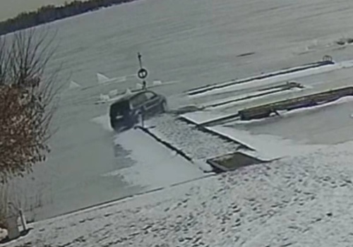 Dirftował po jeziorze, wpadł w pomost. Policjanci: to 68-letni senior