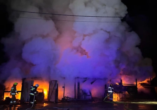 Pożar budynku gospodarczego w Chrząstowie. Spłonął samochód i ciągnik