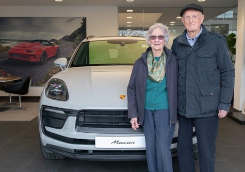 Brytyjska para kupiła Porsche na 70. rocznicę ślubu. W planach jest już kolejny model tej marki