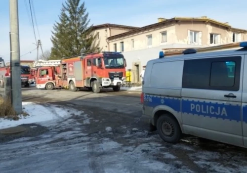 Pożar przy ulicy Wiejskiej w Jeleniej Górze. Trwają działania strażaków