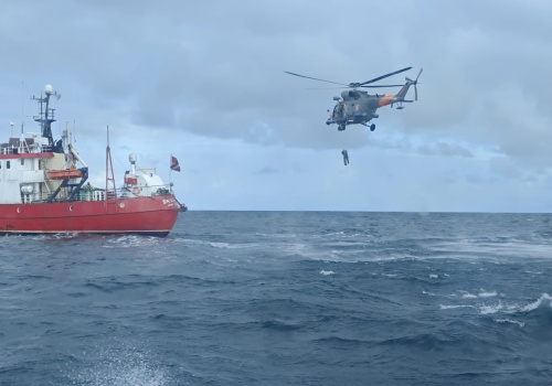 Potrzeba ewakuacji medycznej ze statku. Wysłano statek ratowniczy SAR i śmigłowiec sił morskich