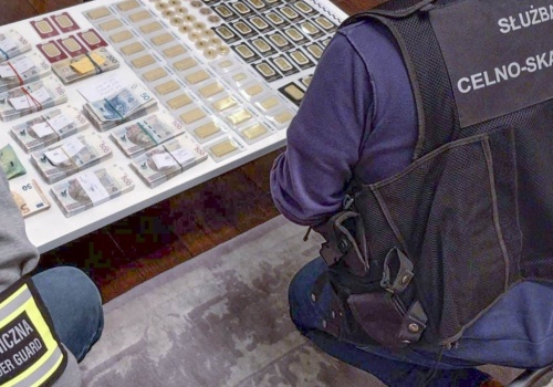 Wpływowi biznesmeni w kajdankach o świcie. Służby jednocześnie weszły do 17 miejsc.