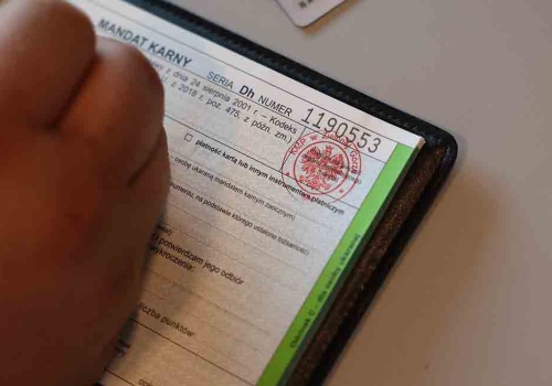 Jarocin. Driftował na parkingu. 20-latek surowo ukarany zgodnie z nowymi przepisami