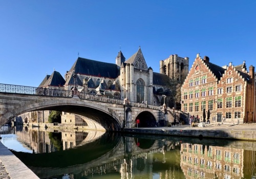 Zamek, szambo pełne skarbów i szkielety. Archeologiczne odkrycia na budowie