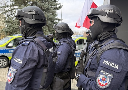 Wpadli do sklepu w Toruniu. Jeden z nich groził ochroniarzowi nożem