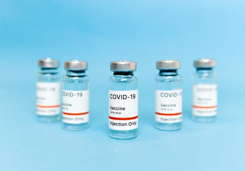 Dawki przypominające zmniejszają ryzyko zgonu z powodu COVID-19 – analiza 3 mln osób