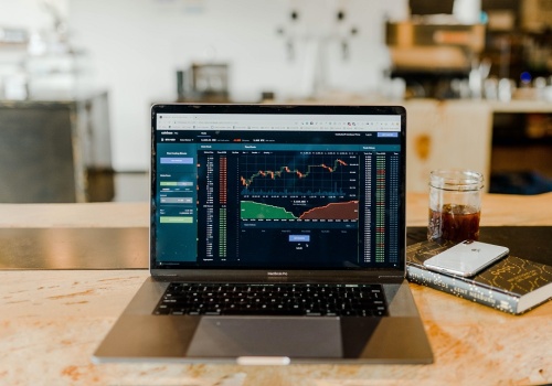 Sektor private equity zmienia strategię: mniej transakcji, więcej wartości i technologii