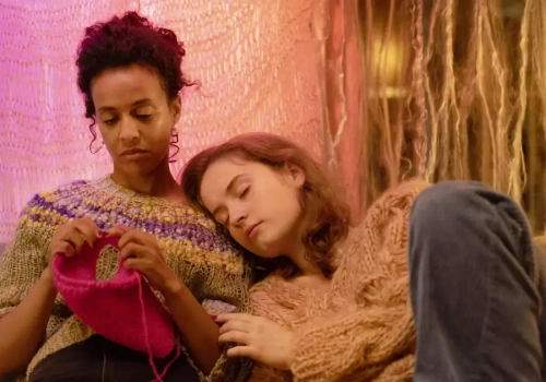 „Sny o miłości”: błyskotliwy film o pierwszej miłości, pisaniu i kobiecej tożsamości