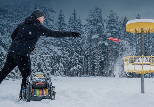 Zimowe treningi disc golfa w Olsztynie. Spróbuj za darmo na Górce Kortowskiej