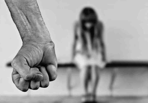 Pobili kobietę na imprezie. Grożono jej oblaniem wrzątkiem i wyrzuceniem przez okno