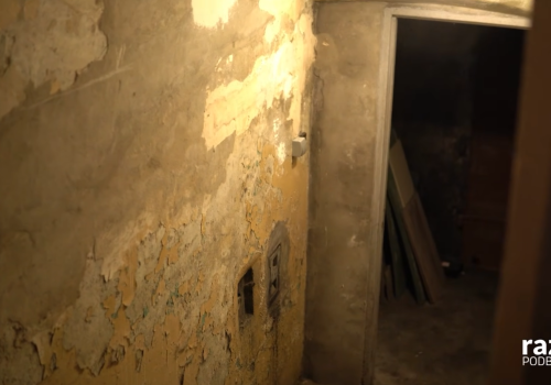 „Polska Stolica Absurdu”. Pleśń, zimno i 250 tys. zł na piwniczne boksy przy Komorowickiej 122