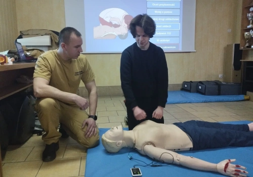 Młodzież i Pierwsza Pomoc. Uczniowie ze Zduńskiej Woli uczą się ratować życie