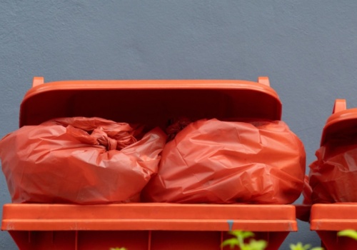 Pomarańczowe worki trafią pod domy. Mieszkańcy unikną wizyt w PSZOK-ach