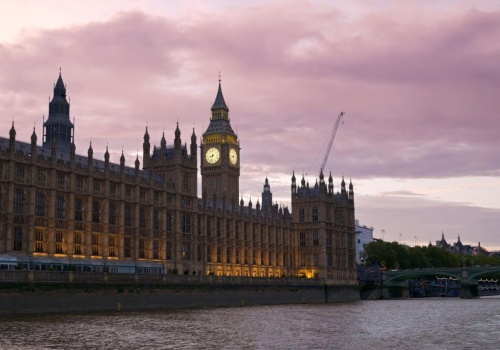 UK chce usuwać rozbierane zdjęcia w 48 godzin. Efekt popularności Groka