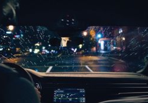 Najdroższy błąd, jaki popełniasz w deszczu, nie kosztuje ani grosza. Kosztuje Cię prawie 14 metrów drogi hamowania.