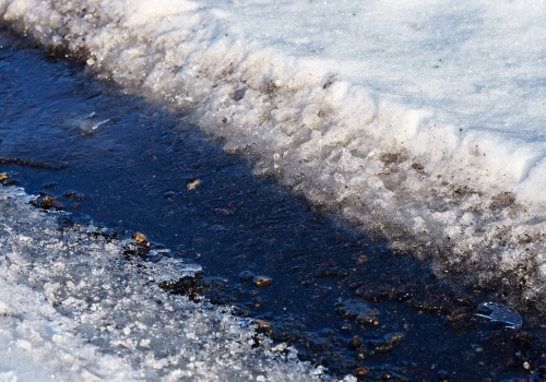To prawdopodobnie ostatnie tchnienie zimy. Na drogach i chodnikach w regionie znów zrobi się ślisko