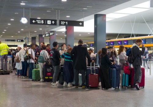Zatory na europejskich lotniskach wróciły. Czekają nawet 6 godzin w kolejce
