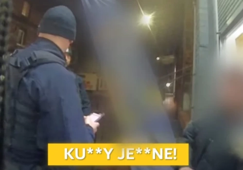 Policjanci usłyszeli wyzwisko z przejeżdżającego auta. Kierowca był pijany, a pasażer poszukiwany