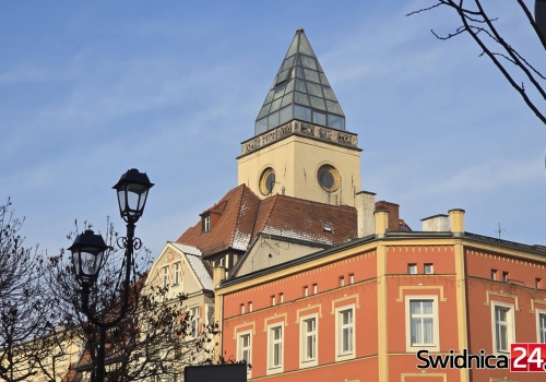 Wieża Targowa odzyska pierwotny hełm i zegar? Ma wyglądać, jak na dawnych widokówkach