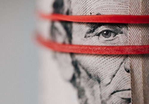 Dolar rozdaje karty, a złoty płaci cenę