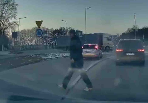 Zielona Góra. Rzucił butelką w Forda, policja już go rozliczyła, stanie przed sądem