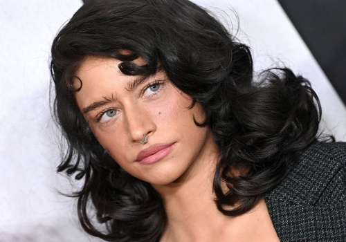 Kolczyki w „trójkącie śmierci” podbijają 2026. Modny piercing czy igranie z ryzykiem?