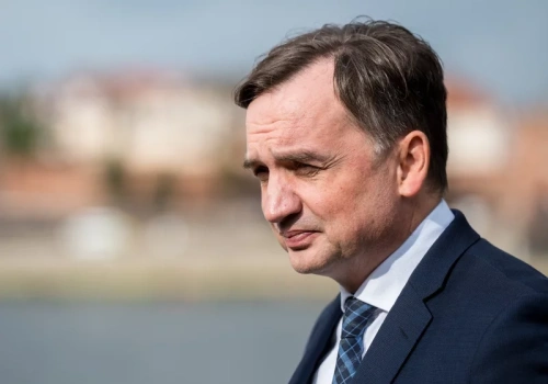 Groził Ziobrze, tak się tłumaczy. „Łatwo się pomylić z papierosem i grzańcem w ręku”