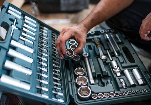 Jaki zestaw kluczy do samochodu? Niezbędnik każdego kierowcy