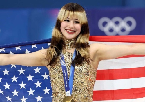 Piercing, kolorowe włosy i złoto olimpijskie. Styl Alysy Liu burzy kanon łyżwiarstwa figurowego
