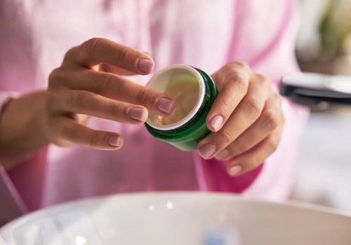 Nakładają tak kremy pod oczy. Potem dziwią się, że nie działają. Sprawdza się prosta zasada