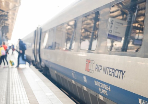 PKP Intercity w ogniu krytyki. Poseł PiS chce więcej klas w pociągach