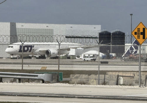 Uszkodzony Dreamliner LOT wciąż uziemiony w Miami. Stoi tam od końca grudnia – nowe zdjęcie nie napawa optymizmem
