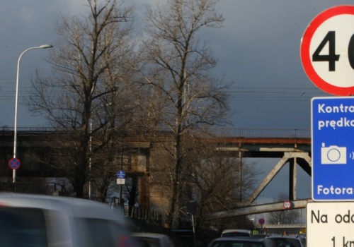 Znak B-33 pod tą tablicą to pułapka. Wielu kierowców nie zna tej zasady