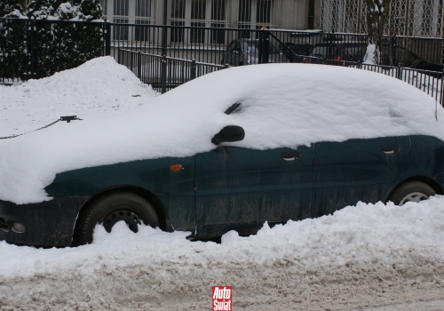 Długi postój szkodzi autu. Postój pod śniegiem szkodzi podwójnie