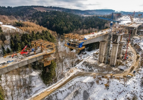 Prace mostowe na odcinku Babica-Jawornik przekroczyły 78 proc. Drogowy majstersztyk