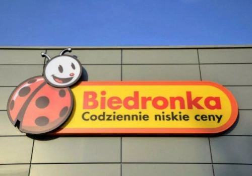 Biedronka idzie po klientów Żabki i kusi ich śniadaniem za grosze i po drodze