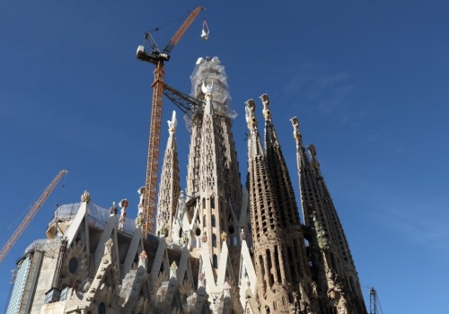 Przełom na budowie słynnej świątyni. Obwieściły to dwie flagi