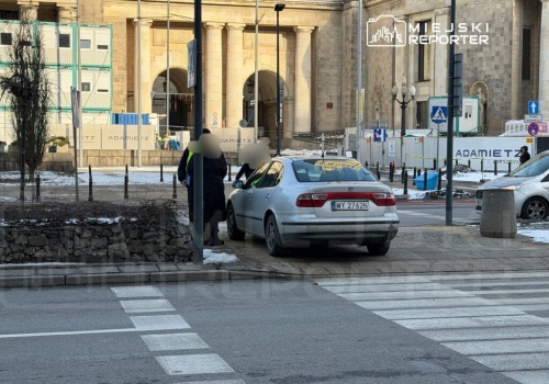 Potrącenie w Śródmieściu. Jedna osoba odskoczyła, druga została potrącona